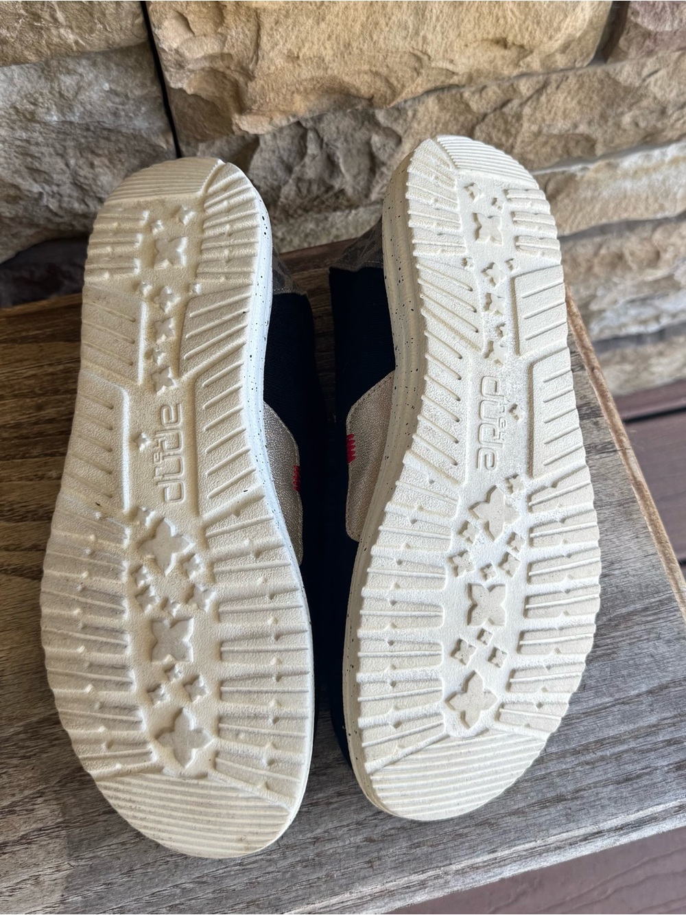 Hey Dude Women’s Size 7 - Picture 3 of 3